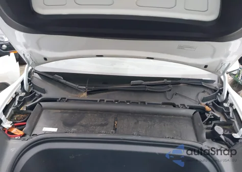 2022 Tesla Model Y Long Range Dual Motor All-Wheel Drive z USA, uszkodzony, nr VIN 7SAYGAEE2NF570912